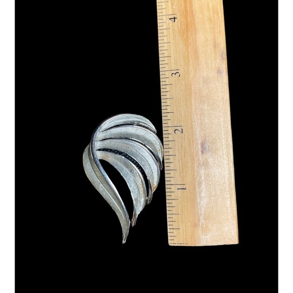 Vintage Mid Century Crown Trifari Silver Tone Feather Brooch - Picture 4 of 4